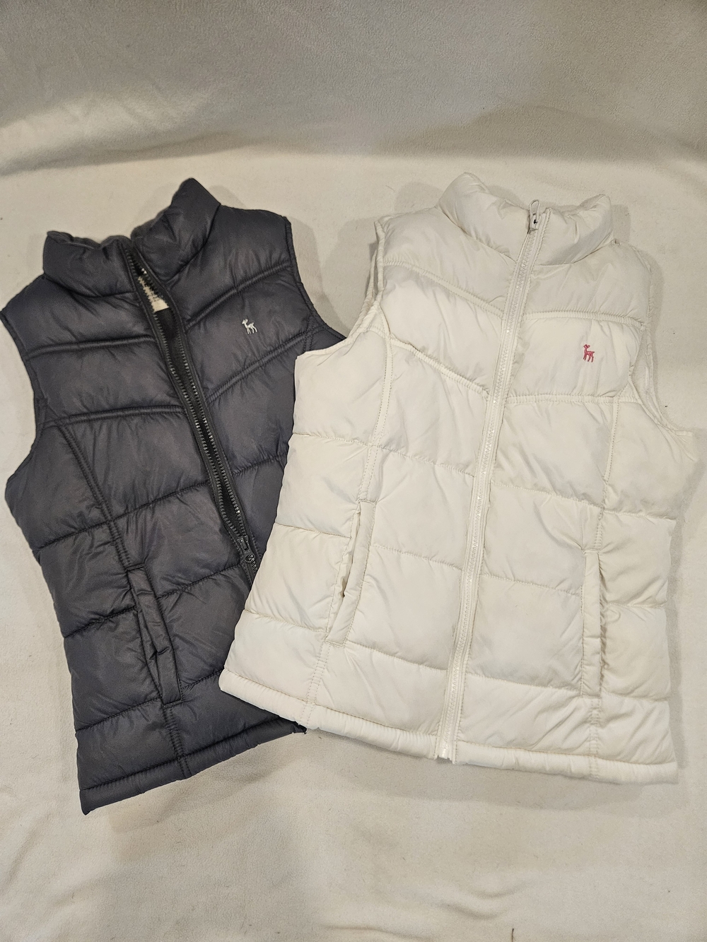 Old Navy Kids Packable Puffer Vest - White & Navy
